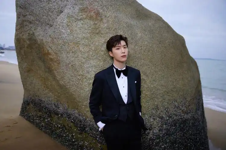 范丞丞黑白西服帅气写真图片79