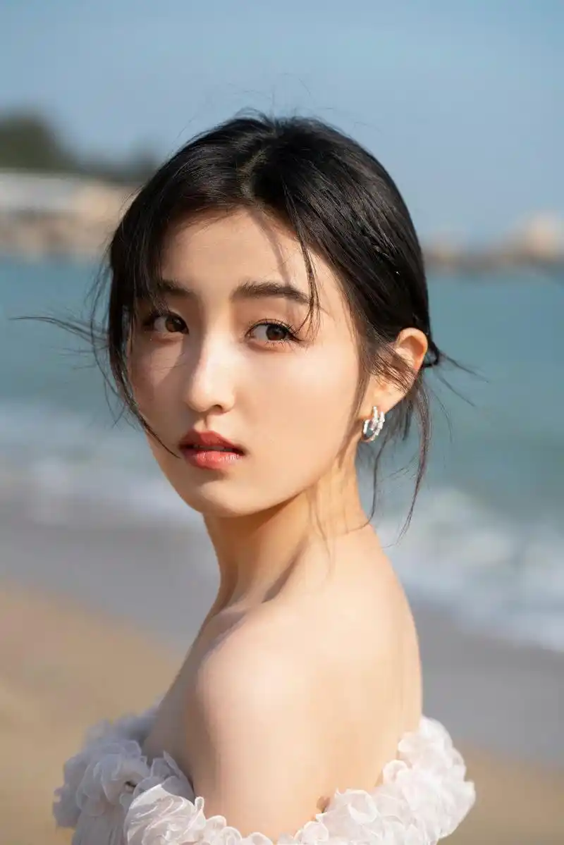 张子枫海边写真,露肩白裙走"白月光"路线,仙女气质十足