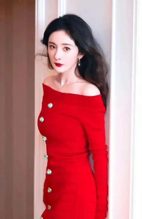 杨幂身穿红色紧身短裙,出现在gq盛典红毯上,不愧为时尚女王