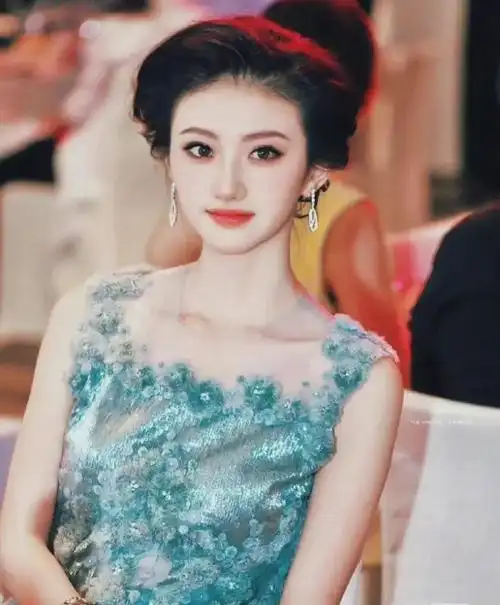 2021年《司藤》的播出,景甜打了一场漂亮的翻身仗,也让她真正意义上火