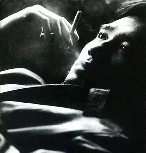 黑白光影中的梁朝伟