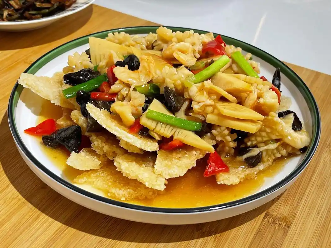 三鲜锅巴,做法,新鲜海虾去头去壳去虾线备用,鱿鱼改十字花刀,冬笋改刀