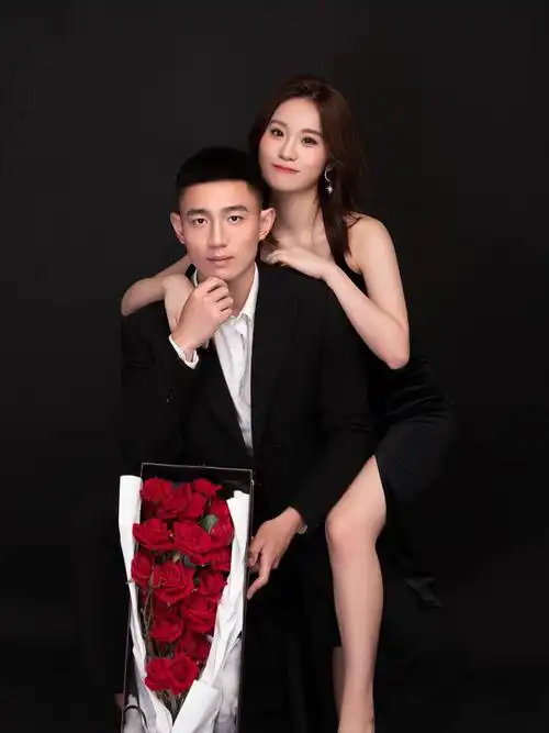 西装礼服的情侣写真照yyds