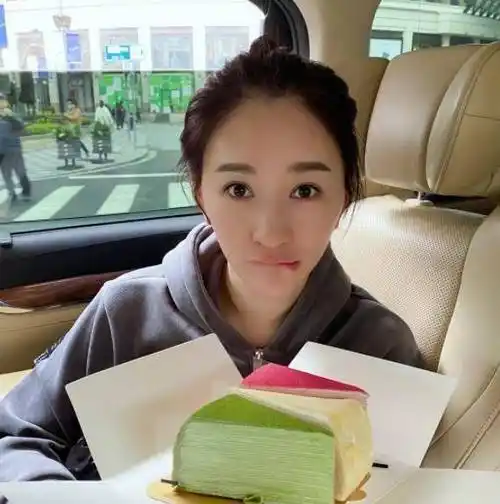 李小冉度假近照罕见曝光,镜头下皮肤白得像婴儿,腰间肉肉太真实_李