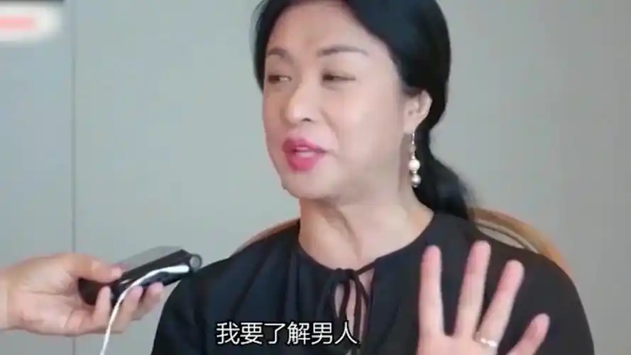 53岁金星重回男儿身?身穿男装素颜出镜,帅气依旧不减当年