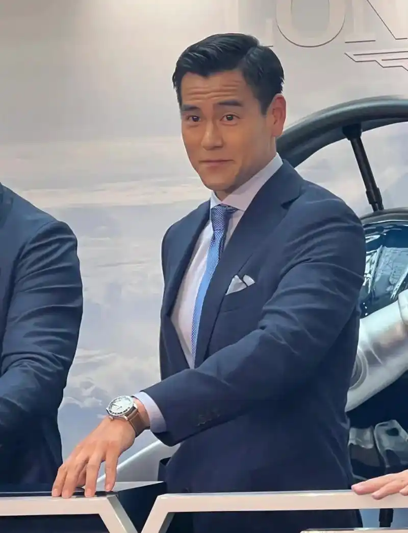 偶遇彭于晏! 一身西装的他好帅好有型,身材是真的好,浓眉大眼五官立体