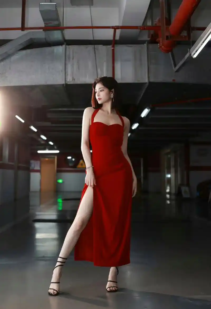 许佳琪# 车库拍摄 05 吊带红裙一字高跟这造型也太会了