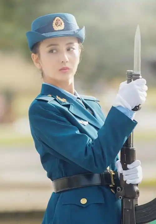 不同于鞠婧祎矫揉造作,身着军装的佟丽娅切实证明了,真正的美女,即使