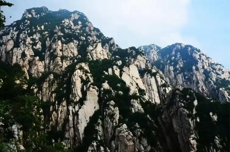 六峰,是嵩山森林公园的重点景区,主峰御寨山,海拔1512米,为嵩山最高峰