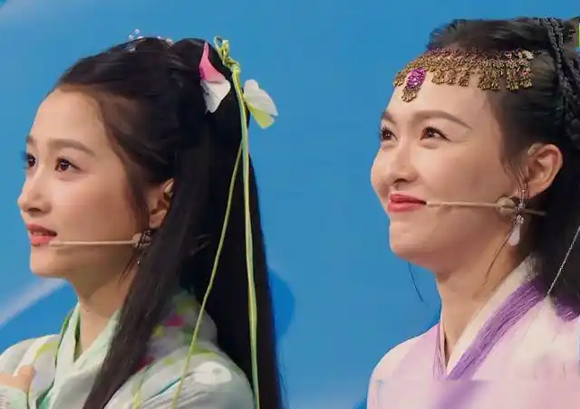 唐嫣关晓彤同台摄影师手滑关掉美颜二人状态哪像是差了14岁