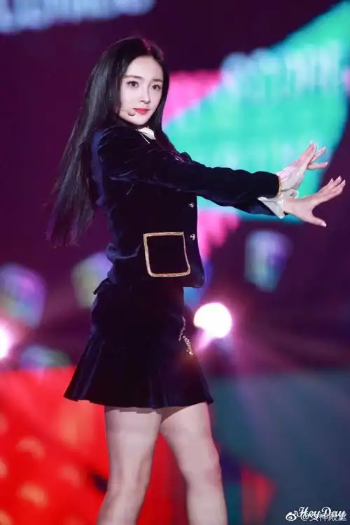 舞台上的周洁琼,活力四射,魅力迷人,非常漂亮的小姐姐.