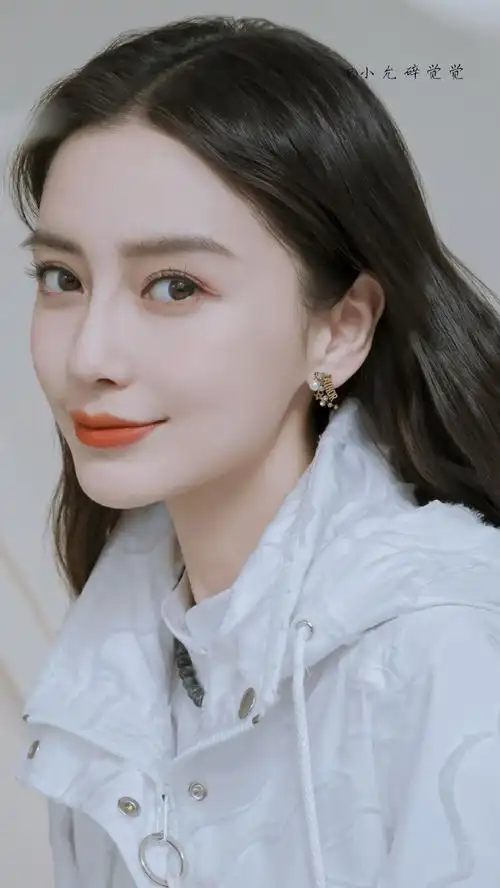 2003年,angelababy以模特身份在香港出道.