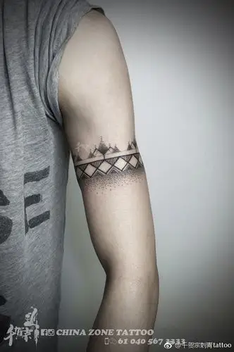大臂黑灰几何风臂环纹身图案