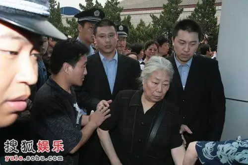 独家组图:著名演员韩影前来为文兴宇送行-3