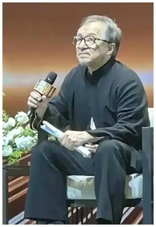 但最近,成龙参加活动的照片却