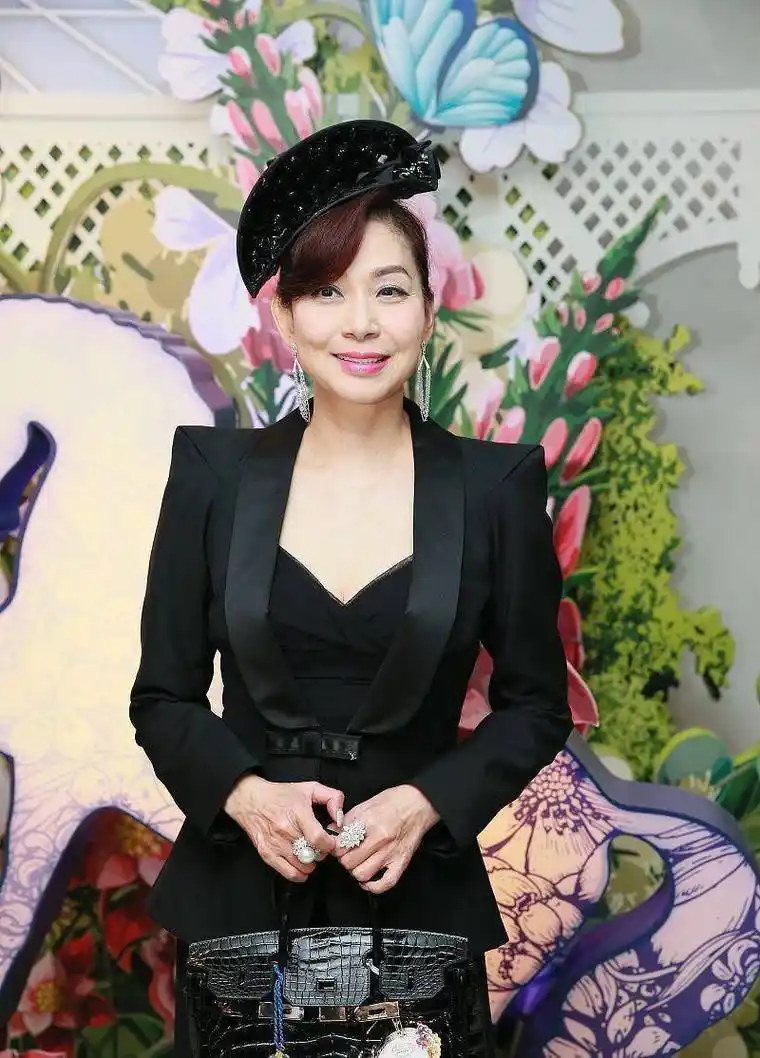 邝美云的气质也太好了,虽然眼角有皱纹,但穿西装气场可挺强的_风格