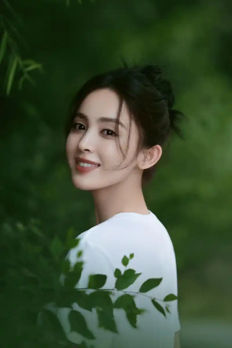 古力娜扎晒近照,丸子头搭配白色t恤,笑容好甜气质佳