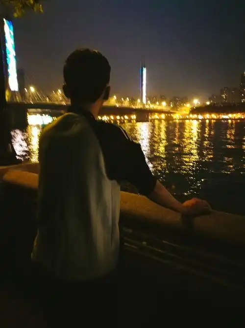 男生华灯初上漫步珠江边看到这位男士突然闯进入镜头就咔嚓一声