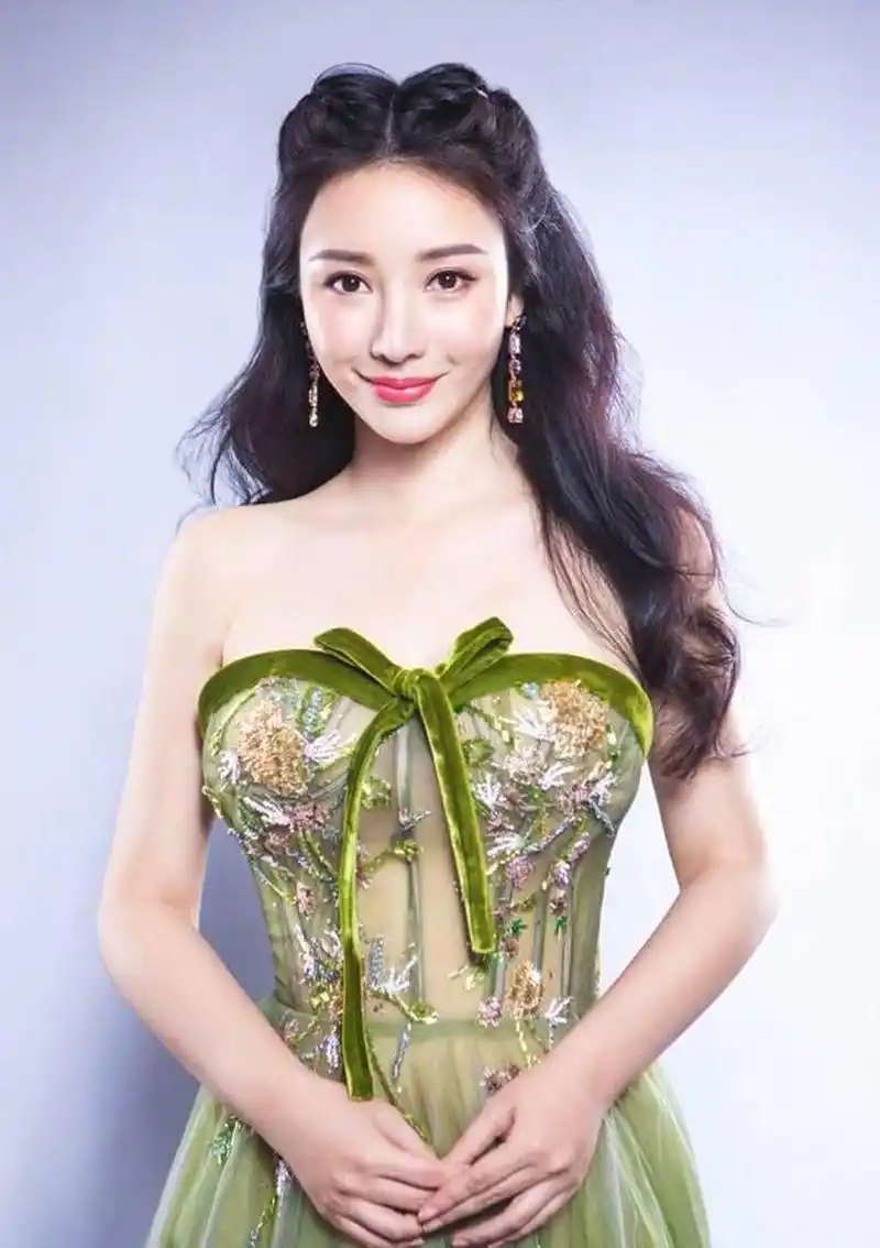 柳岩性感内衣代言 请告诉我您的看法! 小伙伴,你以为呢?