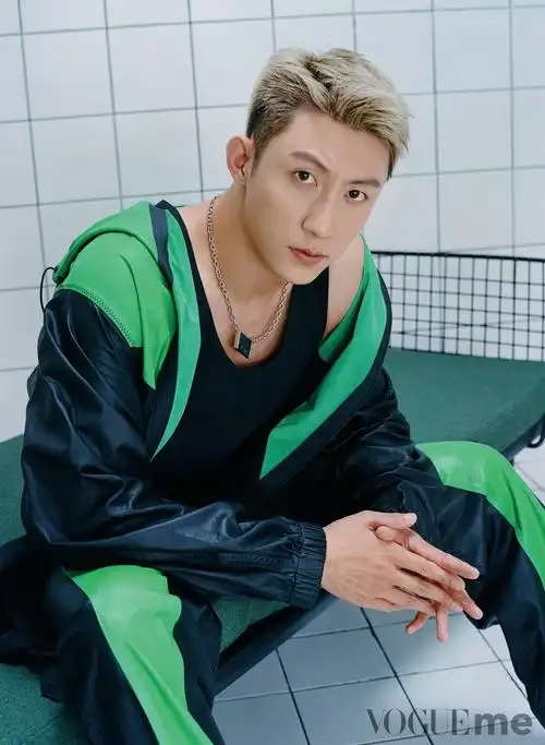 黄景瑜身穿复古套装儒雅帅气肌肉线条流畅太吸睛