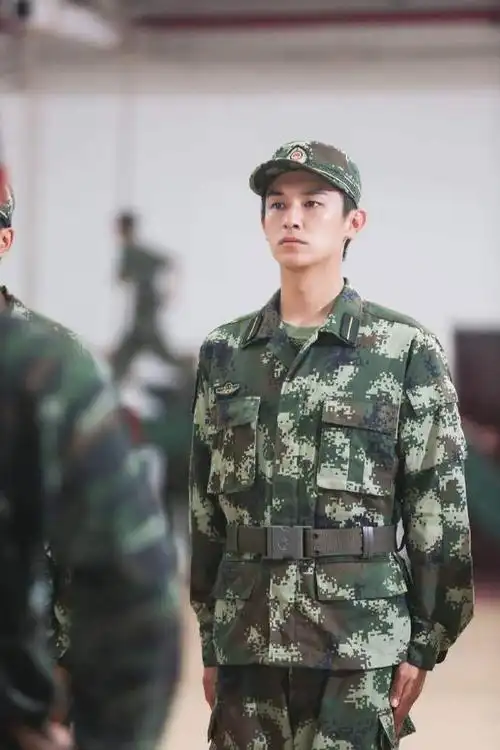 杨旭文身穿军装照 浩然正气硬朗 很有军人的风采-搜狐大视野-搜狐新闻