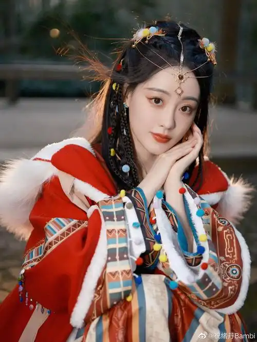 所谓伊人在水一方祝绪丹红衣造型从画中走出的明媚少女