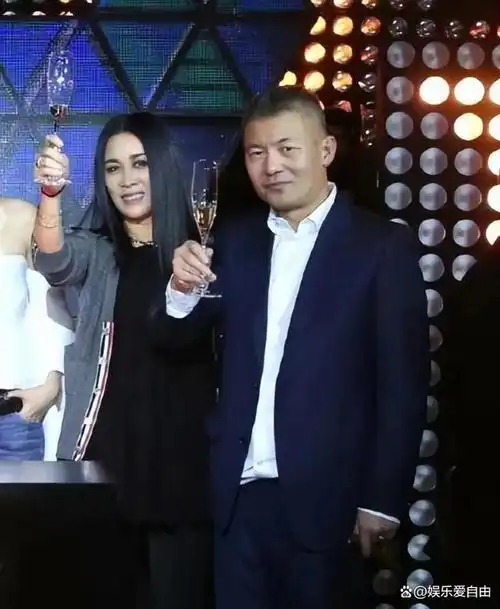 和高峰分开后带着儿子嫁给孟桐的那英如今过得怎么样了