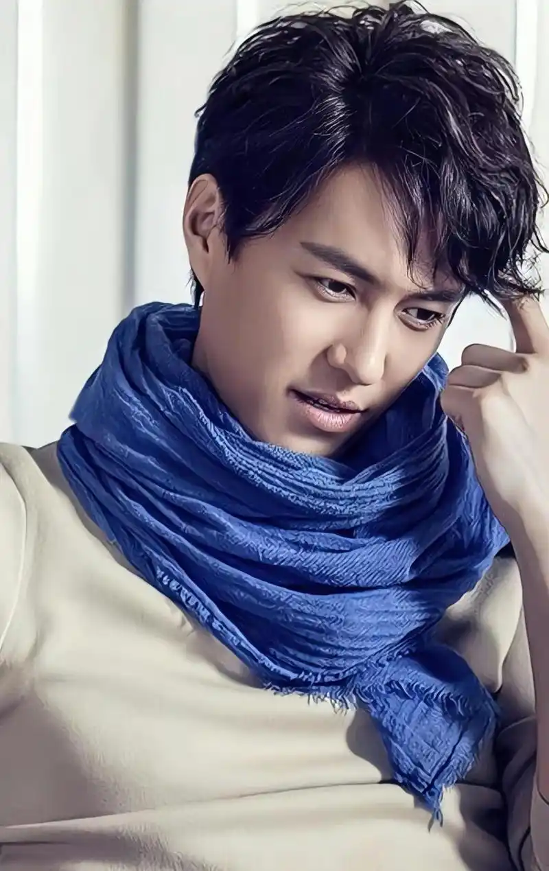 靳东和李佳因戏结缘,李佳因为自己有婚史自卑,而疏远靳东