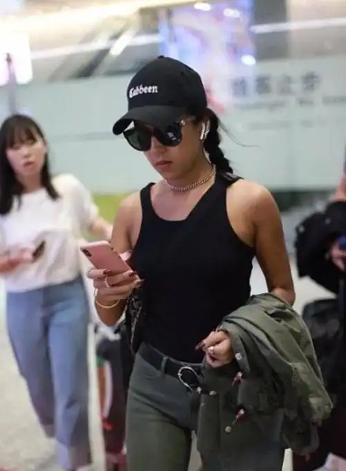 上下不同季吉克隽逸穿小一号长裤硬塞进去却挤出褶皱