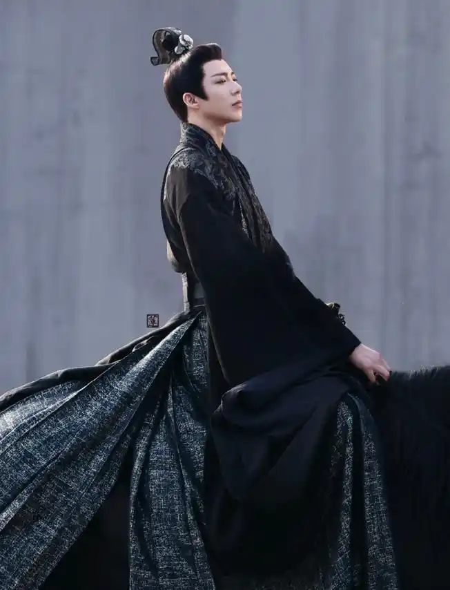 看了刘宇宁的古装路透图,网友直呼:小说里的将军有脸了!