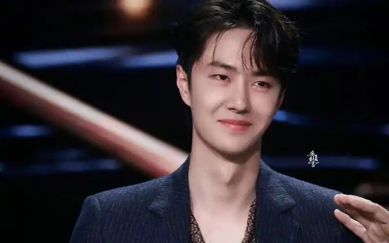 王一博微博电影之夜侧颜超绝 台上玩憋笑游戏秒破功笑容迷人