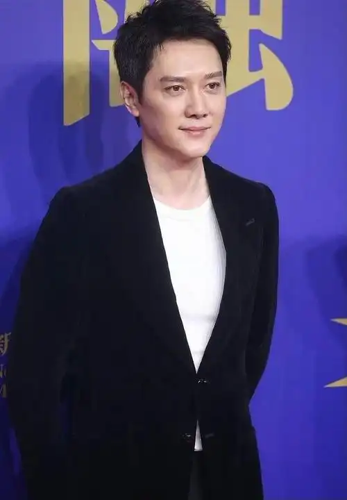 42岁冯绍峰新戏路透曝光滴眼药水擦眼泪坐角落里抽烟兴致不高