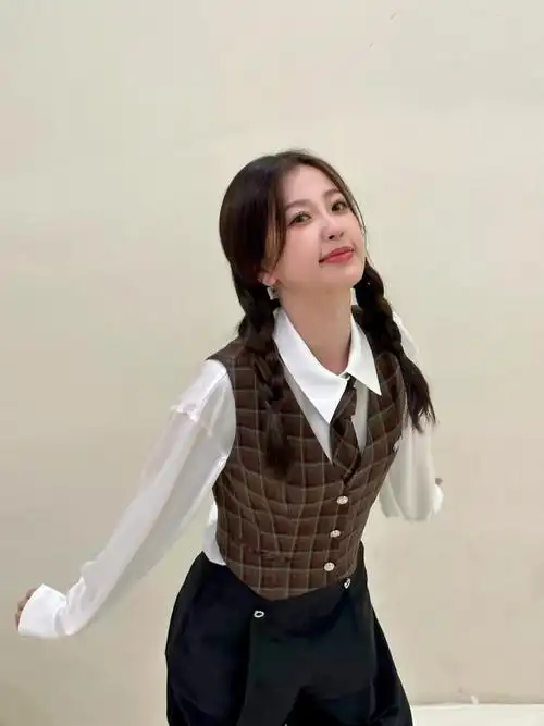 虞书欣晒制服新照 扎双麻花辫摆造型可爱多