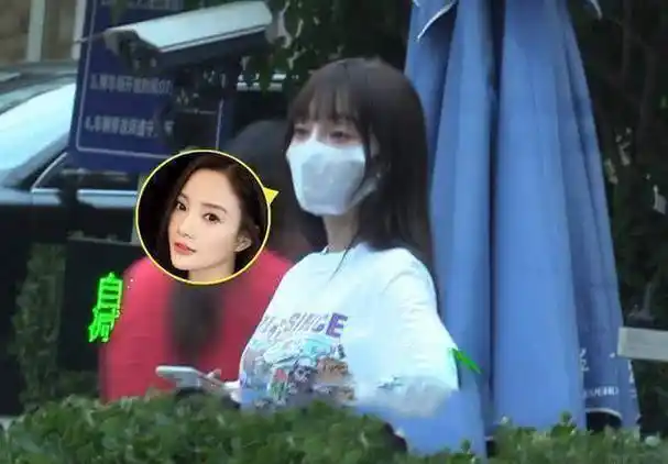 和贾乃亮见面后李小璐心情大好与好友搂肩回小区有说有笑