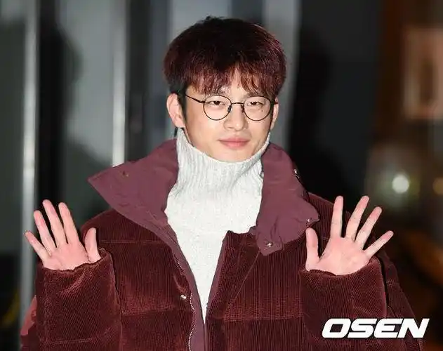 为了探究徐仁国do脸的程度,我去翻了他09年比赛的视频