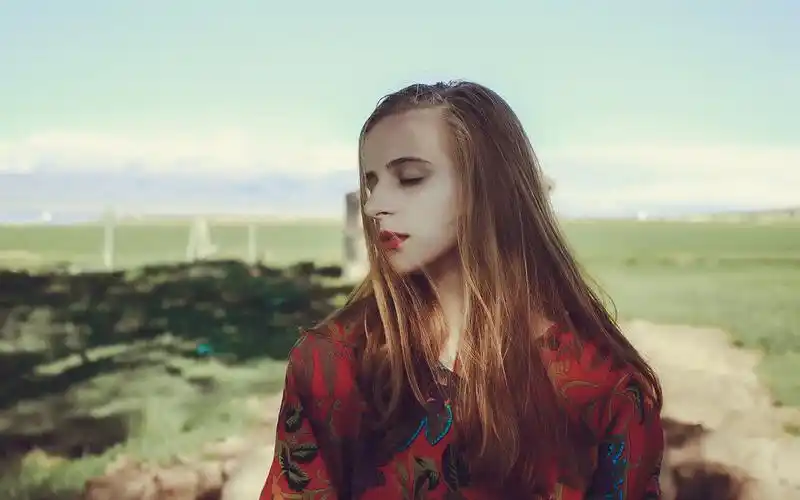 欧美森系长裙美女文艺写真壁纸,欧美美女,森女,文艺范,高清壁纸,桌面