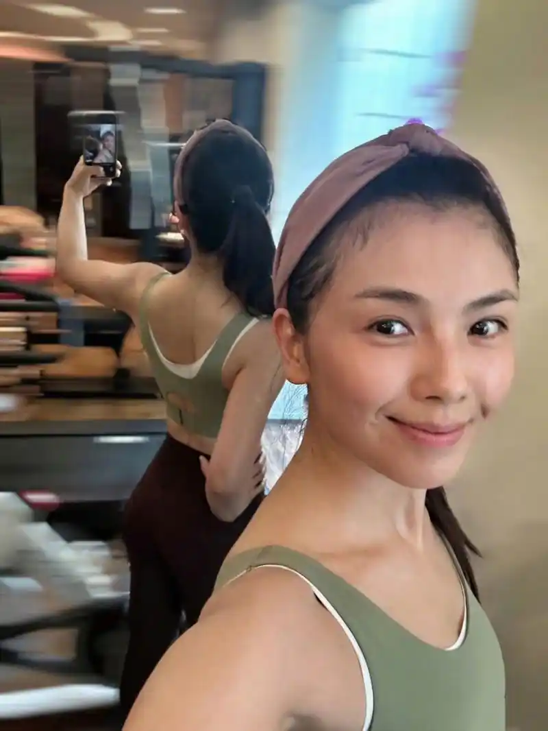 刘涛健身晒自拍,马甲线好诱人