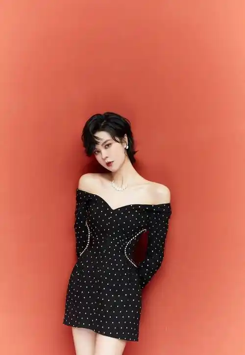 郁可唯这身材也是很苗条,穿搭一件黑色深v领连衣裙,一字肩的设计,完美