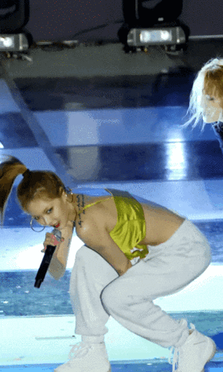 "性感小野马"泫雅:这得多自信,才敢这么穿?_网易订阅