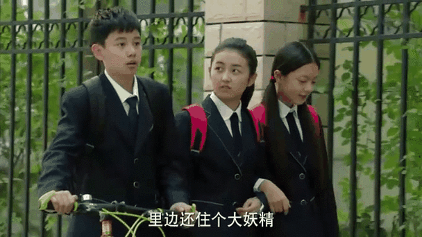 小别离:小宇一回家,就把妈妈遗像挂在墙上,小后妈竟大度同意