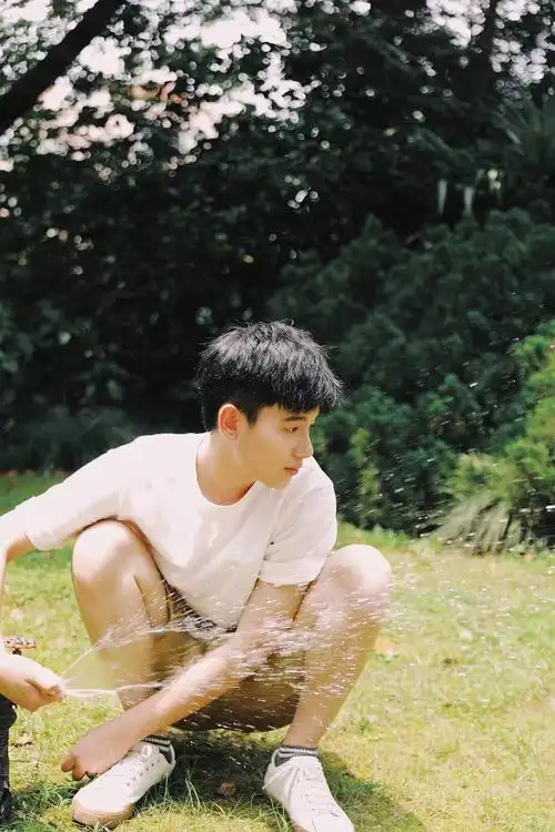 没人搬这套写真吗胡先煦太好看了听风哥哥yyds