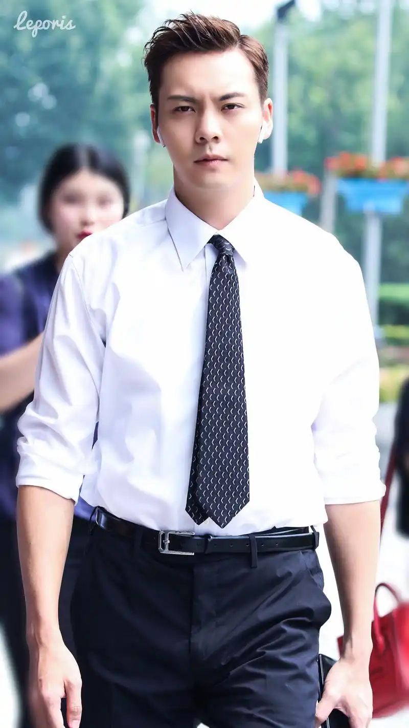 陈伟霆风暴舞 迎面走来好一个靓仔,白衬衫黑领带黑西裤,搭配整齐利落