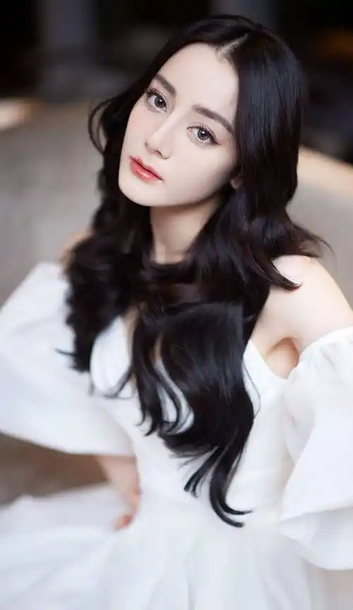 白色仙女裙真是美不可挡!迪丽热巴无惧标签明眸浅笑