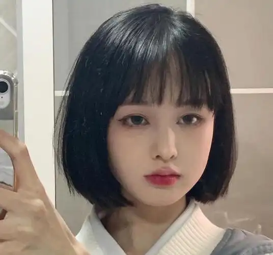 日系短发也是比较推荐女生选择的一款发型,这款发型更突出的特点是带