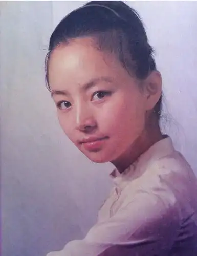 现在的蔡明年轻的蔡明现在的那英年轻的那英从照片中依稀可以看见,有