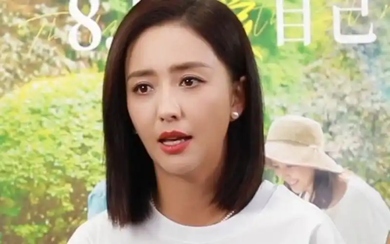 佟丽娅为了更贴合电影《我经过风暴》中角色的状态,拍摄前一晚上不