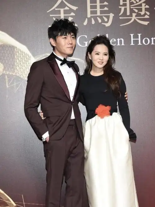 伊能静和秦昊一起亮相活动穿黑色打底衫配白色半身裙简约时髦