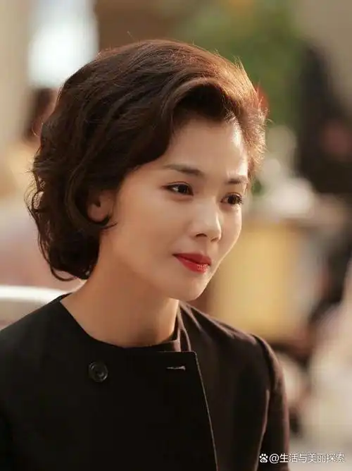 女人过了45岁就放弃长发和小卷吧,换这5种发型,从阿姨变回姐姐