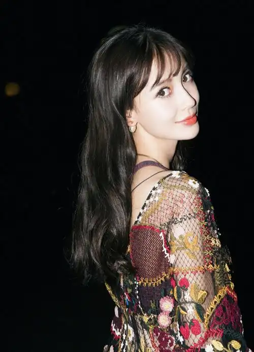 angelababy演绎异域风情 镂空裙复古别致