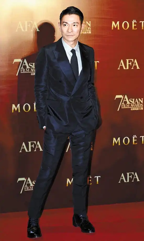 刘德华火了30年,无论是在影视圈还是在乐坛都留下了不朽的篇章